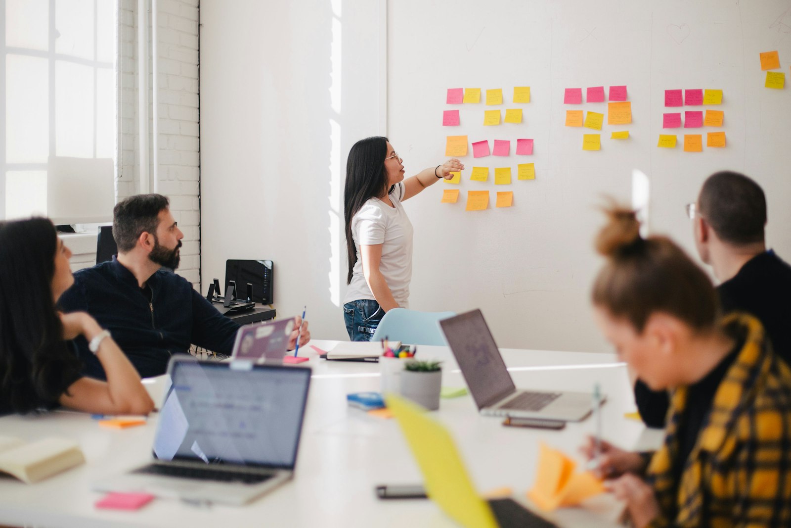 Equipo de trabajo priorizando decisiones frente a un tablero